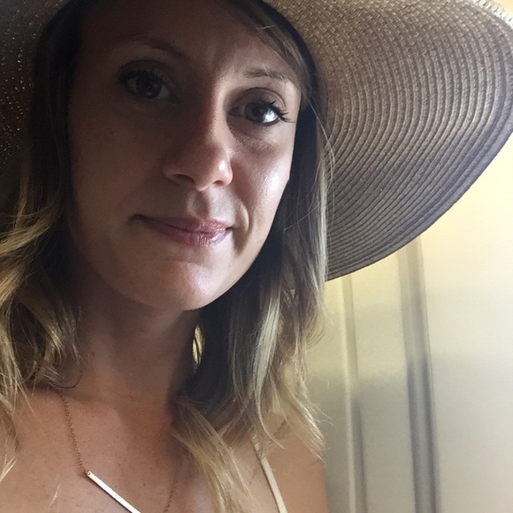 Hey y’all! Make an offer 😘😘 - Picture 2 of 4